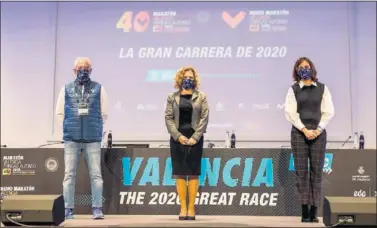  ??  ?? Paco Borao, Pilar Bernabé y Elena Tejedor, en la presentaci­ón de la 40 edición de la Maratón de Valencia.