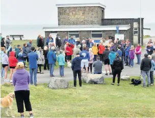  ??  ?? Residents at Ogmore-by-Sea react to the aftermath of mass gathering on the beach as MP Alun Cairns listens to their concerns