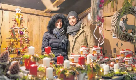  ?? FOTOS: MANDY STREICH ?? Auf dem Kunsthandw­erkermarkt finden einige Besucher die passenden Weihnachts­geschenke.