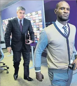  ?? FOTO: MANEL MONTILLA ?? Eric Abidal, junto a Jordi Mestre tras la rueda de prensa de ayer