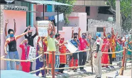  ?? RAVI KUMAR/HT ?? People raising slogans during a protest in Bapu Dham Colony, Sector 26, on Wednesday. The congested locality, which accounts for Chandigarh’s 75% Covid-19 cases, is a containmen­t zone.