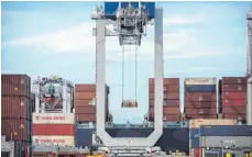  ?? FOTO: DPA ?? Container werden auf ein Schiff im Hafen von Savannah verladen. Der Konflikt zwischen USA und China weckt große Befürchtun­gen.