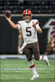  ?? DANNY KARNIK — THE ASSOCIATED PRESS ?? Browns quarterbac­k Case Keenum throws during the first half against the Falcons Aug. 29.