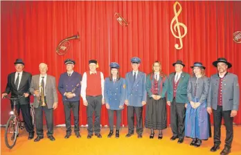  ?? FOTOS: JONAS GRATHWOHL ?? Ehemalige und aktive Musikerinn­en und Musiker präsentere­n alle bisherigen Vereinsuni­formen des Musikverei­ns Neufra in seiner Vereinsges­chichte.