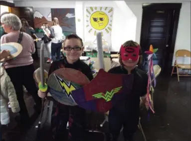  ?? TYLER RIGG — THE NEWS-HERALD ?? Emmett and Onna-May Primeaux of Mentor pose with the shields they crafted during the Wildwood Micro Con.