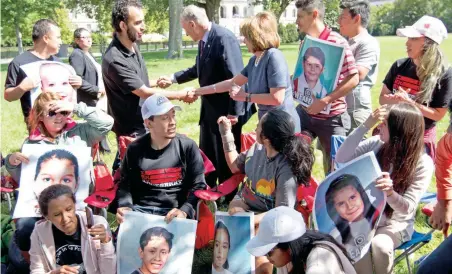  ??  ?? Los legislador­es demócratas Chuck Schumer y Nancy Pelosi (atrás) se acercaron ayer a saludar a la treintena de jóvenes en huelga de hambre, en Washington.