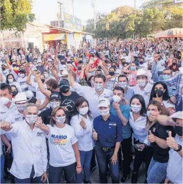  ?? FOTO: RICARDO NEVÁREZ ?? > Mario Zamora, junto a los militantes en el evento en Costa Rica, Culiacán.