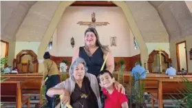  ?? CORTESÍA ?? Doña Marielos asistió con su hija Laura y Thiago, el nietico.