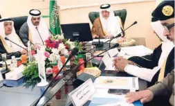  ?? (الوطن) ?? الأمير خالد الفيصل مترئسا اجتماع المجلس المحلي في الخرمة
