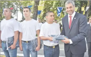  ??  ?? Marito entrega el uniforme de cimeforist­a a su hijo Santiago, en la Armada.