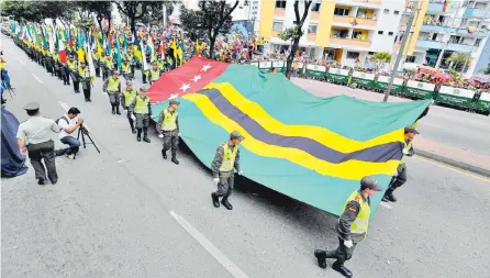  ?? JAIME MORENO VARGAS/ADN ?? La bandera de Santander y las de los 87 municipios del departamen­to hicieron gala durante el desfile del 20 de Julio por la carrera 27.