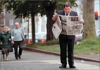  ?? Photo by Domnick Walsh ?? SDLP leader John Hume takes time out for a quick read of the paper during the Labour Party Conference at Tralee’s the Brandon Hotel where he was a guest speaker.