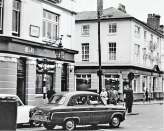  ??  ?? The Bulls Head in West Bromwich, with the Dartmouth Arms