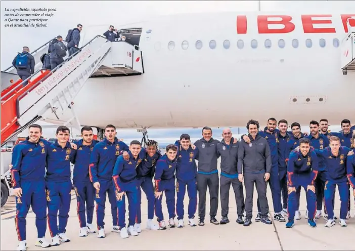  ?? ?? La expedición española posa antes de emprender el viaje a Qatar para participar en el Mundial de fútbol.