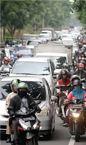  ?? ROBERTUS RISKY/JAWA POS ?? VOLUME TINGGI: Antrean panjang kendaraan di Jalan Ir Soekarno sisi Kedung Baruk kemarin. Jumlah kendaraan dan jalan menyempit jadi penyebabny­a.