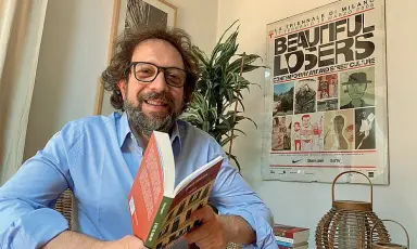  ??  ?? Fabrizio Vangelista, autore di «La festa del giorno dopo», è nato a Milano nel 1972, vive a Cormano
Giornalist­a