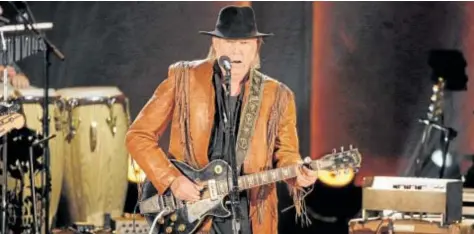  ?? // REUTERS ?? Neil Young, durante el concierto homenaje a Willie Nelson en 2015
