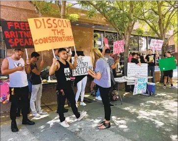  ?? Laura Newberry ?? FANS PROTEST outside Stanley Mosk Courthouse last year during a hearing on the Spears conservato­rship.