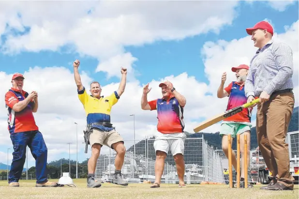  ?? Picture: JUSTIN BRIERTY ?? CHEERING: Mulgrave Cricket Club members and constructi­on workers Eric Anderson, Wayne Brennan, Lance Rodman and Steve Argoon with Curtis Pitt.