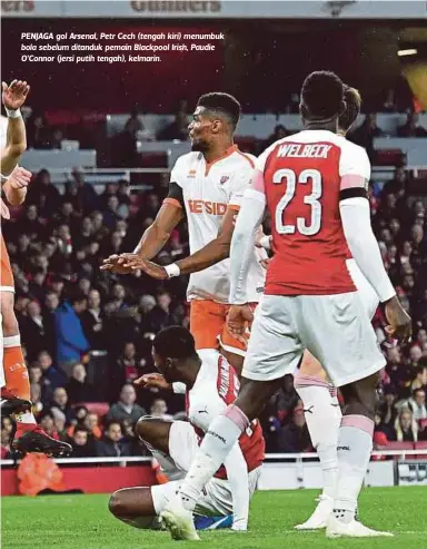  ??  ?? PENJAGA gol Arsenal, Petr Cech (tengah kiri) menumbuk bola sebelum ditanduk pemain Blackpool Irish, Paudie O'Connor (jersi putih tengah), kelmarin.