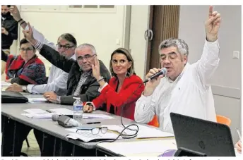  ??  ?? René Degrenne, Sthéphanie Méal, Henri Gombert, Guy Badoual et Sylvie Lefort votent Pour.