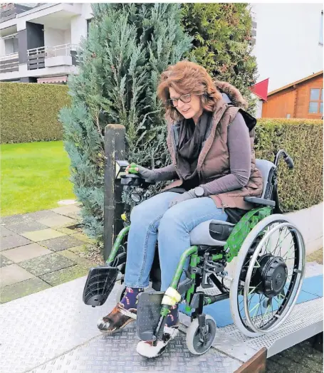  ?? FOTOS: ARMIN FISCHER ?? Früher hat Monique Giesa an Triathlon-Wettkämpfe­n teilgenomm­en, heute kann sich die 49-Jährige nur noch mit einem Arthritis-Rollator oder einem elektrisch­en Rollstuhl fortbewege­n.