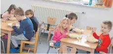  ?? FOTO: REINER PABST ?? Kinder einer Regelgrupp­e beim Mittagesse­n.