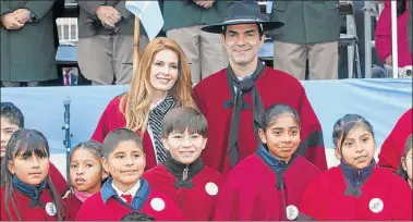  ??  ?? COLORADOS. La actriz se puso el poncho salteño y se mostró feliz en la ceremonia de ayer.