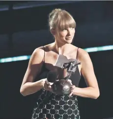  ?? — AFP file photo ?? Swift poses with the award for ‘Best Longform Video’ during the 2022 MTV Europe Music Awards in Düsseldorf.