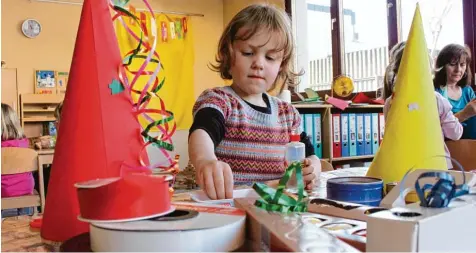  ?? Fotos: Marion Kehlenbach ?? Im Pfarrheim Zur Göttlichen Vorsehung basteln und spielen jetzt die Kinder der Kindertage­sstätte St. Ulrich.