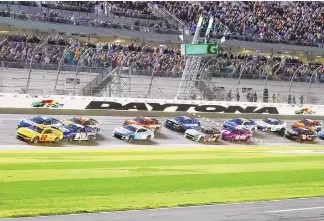  ?? TERRY RENNA / ASSOCIATED PRESS ?? Joey Logano (22) and Austin Cindric, top left, lead the field to start the first of two Daytona 500 qualifying auto races Thursday at Daytona Internatio­nal Speedway in Daytona Beach, Fla.