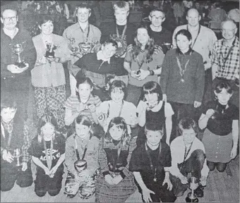  ?? ?? 1998: Ski club winners and their trophies.