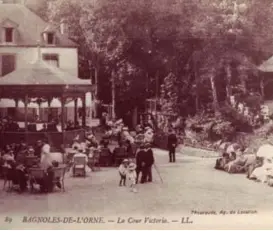  ??  ?? De gauche à droite : l'escalier du château, les Thermes en 1930 et le casino.