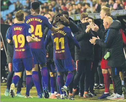  ?? FOTO: MANEL MONTILLA ?? Dembélé corrió a abrazarse con Umtiti tras inaugurar el marcador con un golazo. El banquillo se levantó para celebrarlo