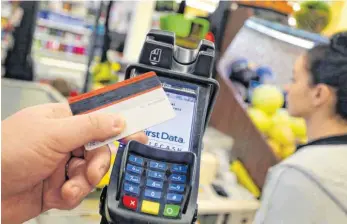  ?? FOTO: KARL-JOSEF HILDENBRAN­D/DPA ?? Kartenzahl­ung ist in der Corona-Krise wieder beliebter geworden. Verbrauche­rschützer weisen allerdings darauf hin, dass zahlreiche Geldinstit­ute für jeden Zahlvorgan­g Gebühren erheben.
