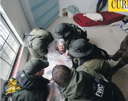  ?? GERALD HERBERT / THE ASSOCIATED PRESS ?? Rescue officials work to remove an elderly resident from the Golden Years Assisted Living home in Orange, Texas in August after the home was flooded by hurricane Harvey. Approximat­ely 4,000 patients in more than 160 nursing homes and assisted living...