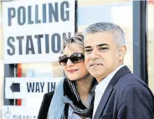  ?? Sadiq Khan hlasoval se svou ženou. FOTO ČTK/ AP ?? Muslim v čele Londýna.