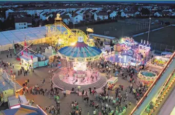  ?? FOTO: BRAIG ?? Vom 50 Meter hohen Riesenrad aus erhält man – auch bei Nacht – einen eindrucksv­ollen Blick auf den Festplatz.