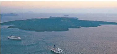  ?? FOTO: Y SKOULAS ?? Santorin gehört zu den etwas größeren Inseln der Kykladen, kleinere Nachbareil­ande werden jetzt mit Medikament­en aus der Luft versorgt.