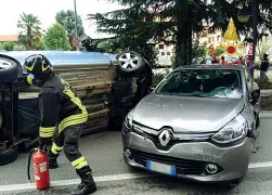  ??  ?? Schianto La donna è morta schiacciat­a dall’auto