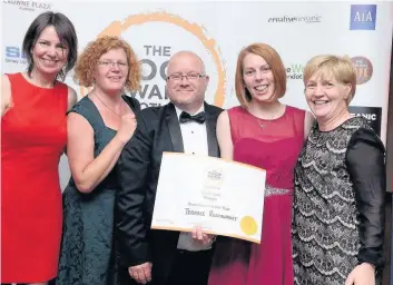  ??  ?? Top team Gabrielle Hamilton, Audrey Buckley, Andy McDougall, Claire Falconer and Margaret Forisky