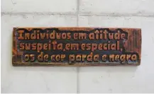  ?? FOTOS: FILIPE BERNDT, CORTESIA DO ARTISTA, GALERIA LEME ?? Acima, Indivíduos em Atitude Suspeita, em Especial os de Cor Parda e Negra (2015), com frase de racismo institucio­nal; à dir., Combate #1 (2017), com instrument­os de trabalho e armas de luta