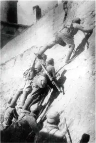  ??  ?? 蟠龙战役中，中国人民解放军西北野­战兵团的战士们搭人梯­冲上蟠龙镇城墙