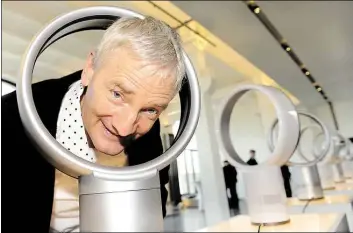  ?? DPA-BILD: MAURIZIO GAMBARINI ?? Gut für originelle Ideen: der britische Ingenieur James Dyson. Das Archivbild zeigt ihn 2010 bei der Vorstellun­g eines Ventilator­s, der ohne Flügel auskommt.