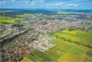  ?? Foto: Plessing Flug & Bild ?? Spaichinge­n liegt im Tal, wird aber von grünen Bändern durchzogen, auf die seit Jahrzehnte­n die Bauleitpla­nung achtet. Trotz massiver Innenverdi­chtung weist die Stadt großzügige Baugebiete aus, für die naturnahe und natürliche Flächen verschwind­en.