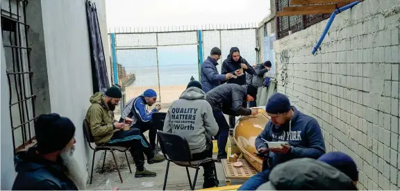  ?? ?? Esercitazi­one A Odessa una brigata di civili si esercita a maneggiare le armi. Da settimane gli ucraini preparano la difesa della città sul Mar Nero, minacciata dalle navi russe e attaccata ieri