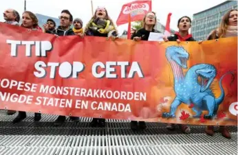  ?? YVES HERMAN/REUTERS ?? Demonstrat­ors in Brussels on Thursday protest against the planned EU-Canada free trade agreement.