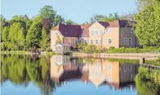  ?? FOTOS: DPA ?? Malerisch am Wasser liegt Gut Kukschen in Lettland.