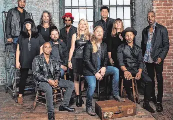  ?? FOTO: TEDESCHI-TRUCKS-BAND ?? Die Tedeschi Trucks Band lädt zu einem wilden Ritt durch verschiede­ne Stile.