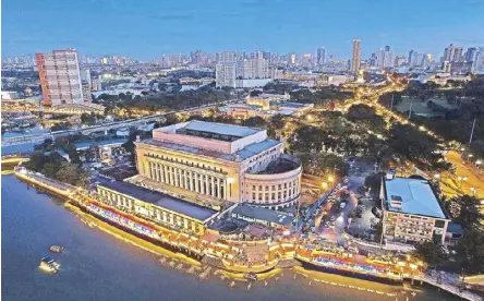  ?? ?? This aerial shot shows the initial showcase section of the Pasig River Esplanade behind the Post Office.